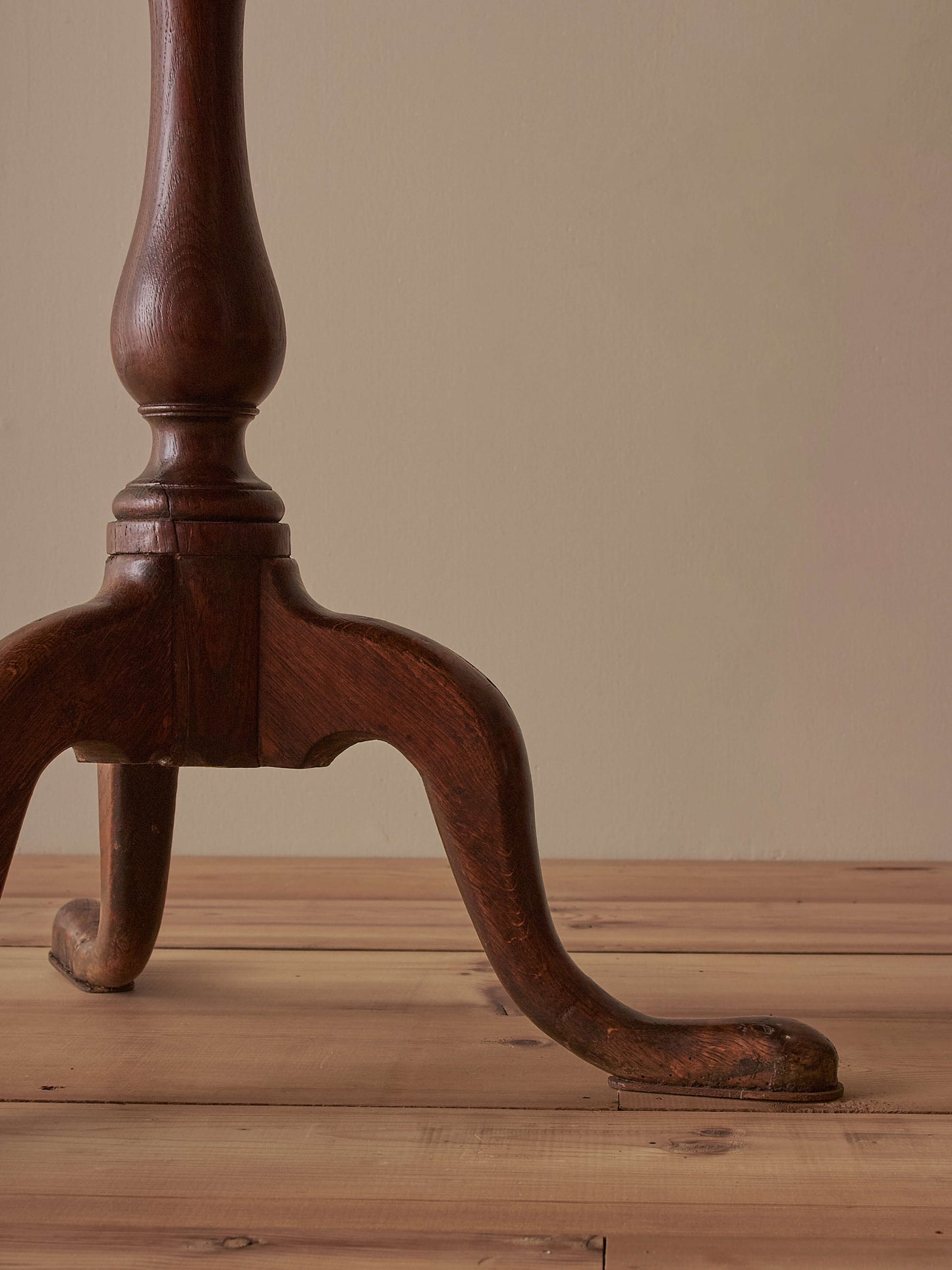 Georgian circular oak tilt-top table