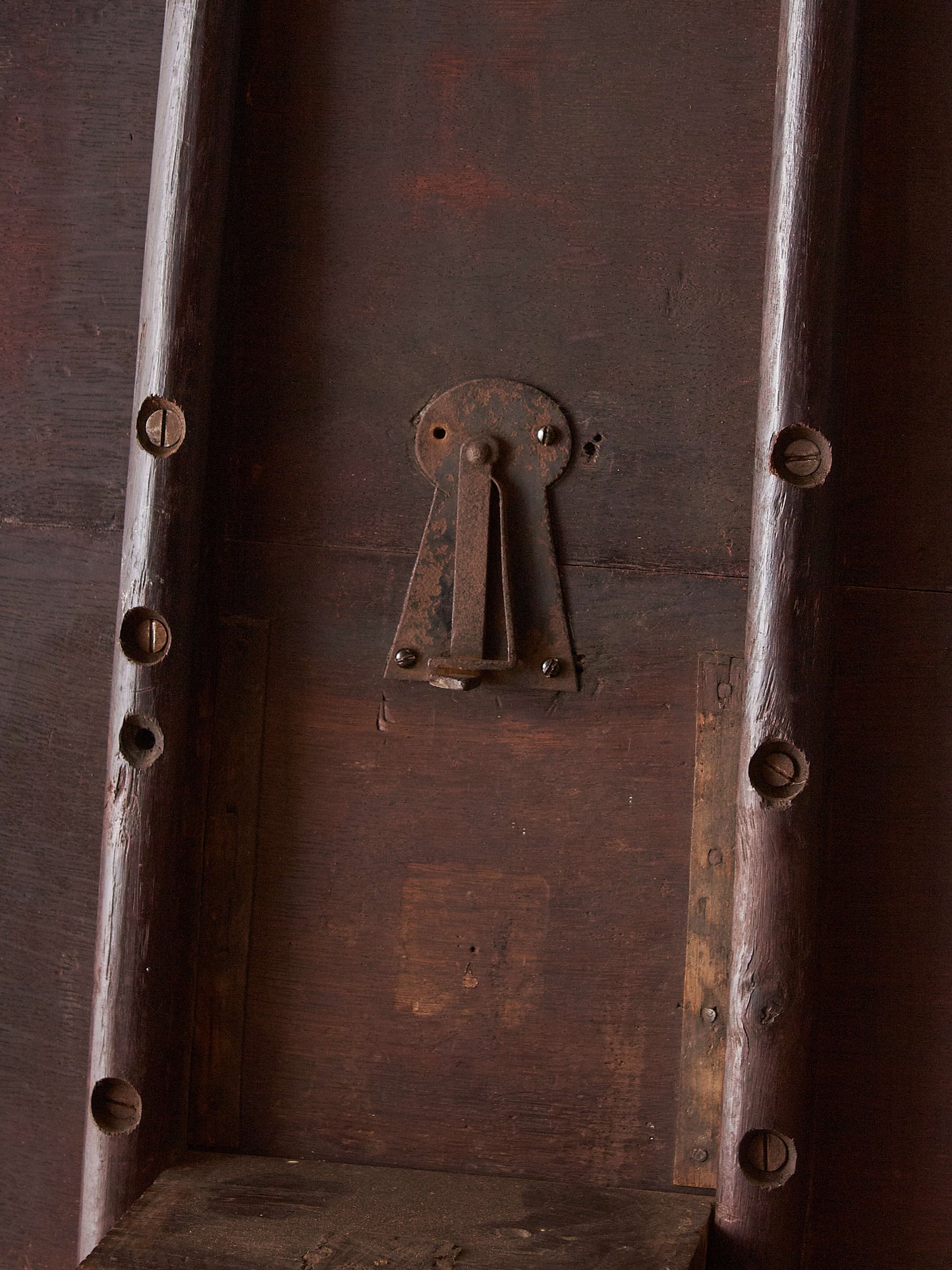 Georgian circular oak tilt-top table