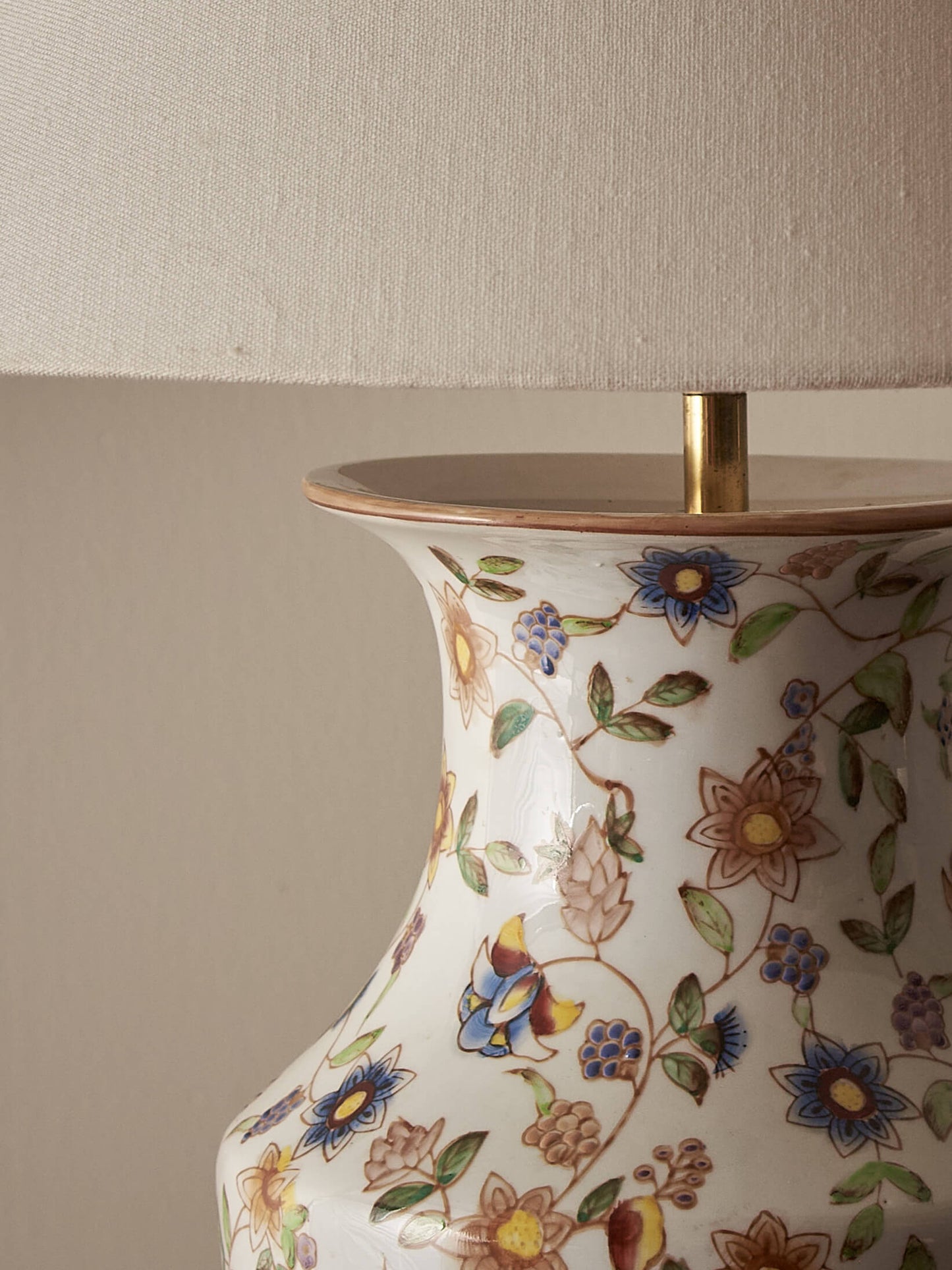 Vintage floral ceramic table lamp