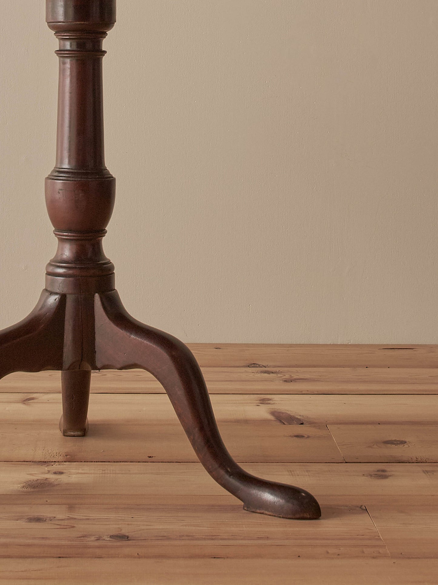 Antique Georgian mahogany tilt top table