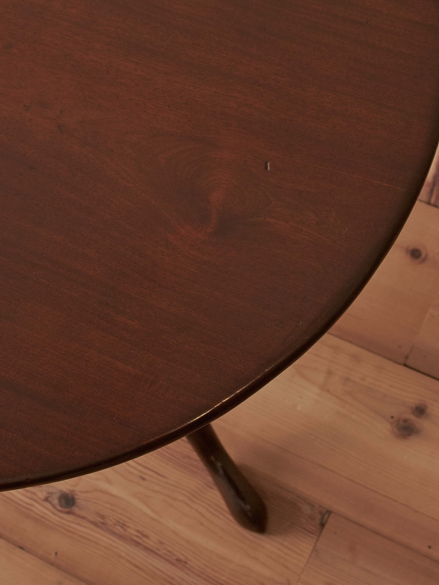 Antique Georgian mahogany tilt top table