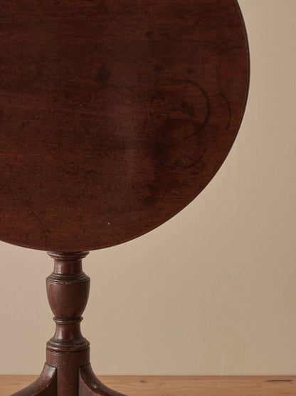 Georgian mahogany circular tilt-top table