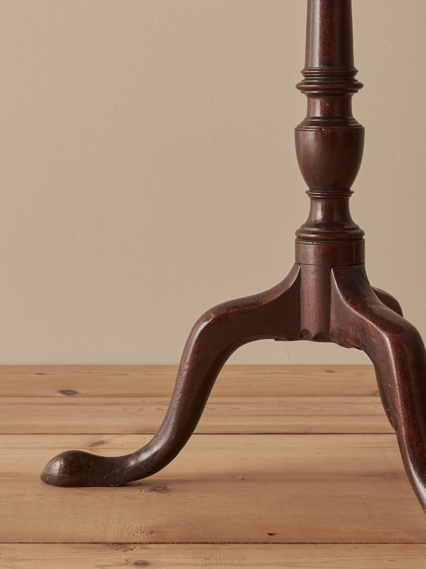 Georgian mahogany circular tilt-top table