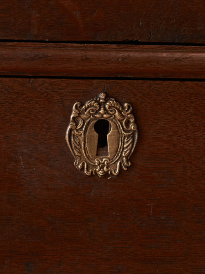 Georgian oak chest of drawers on bun feet