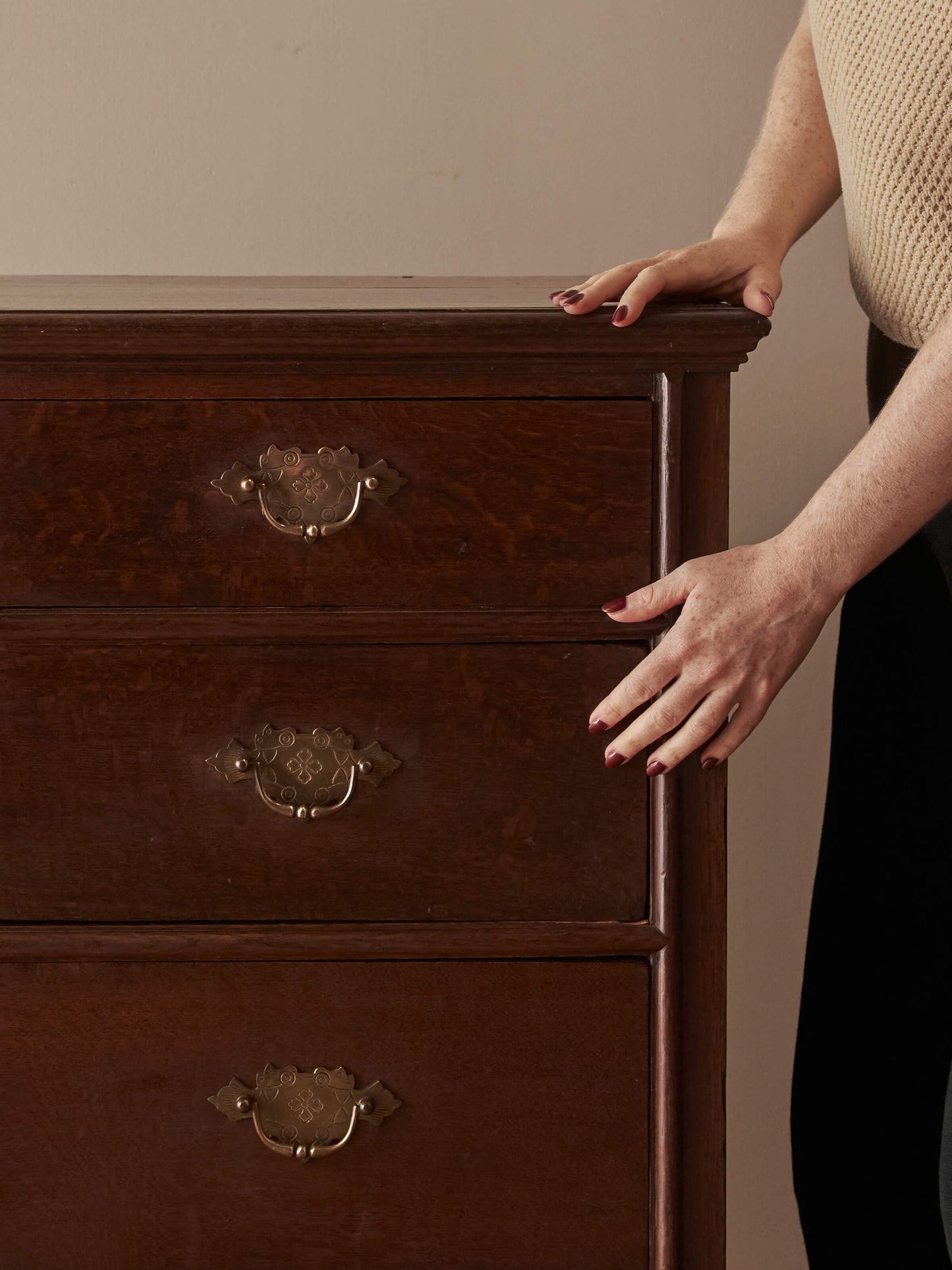 Georgian oak chest of drawers on bun feet