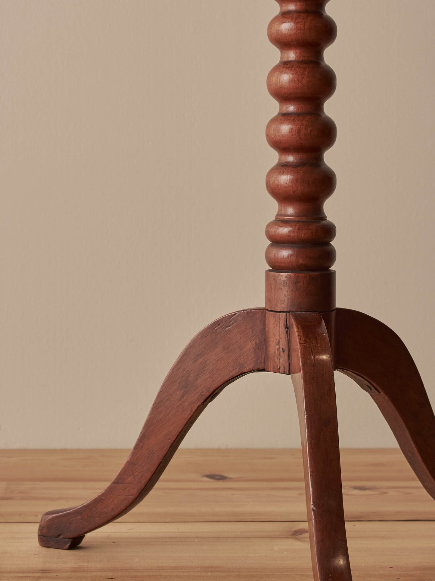 Victorian mahogany oval bobbin tilt-top table