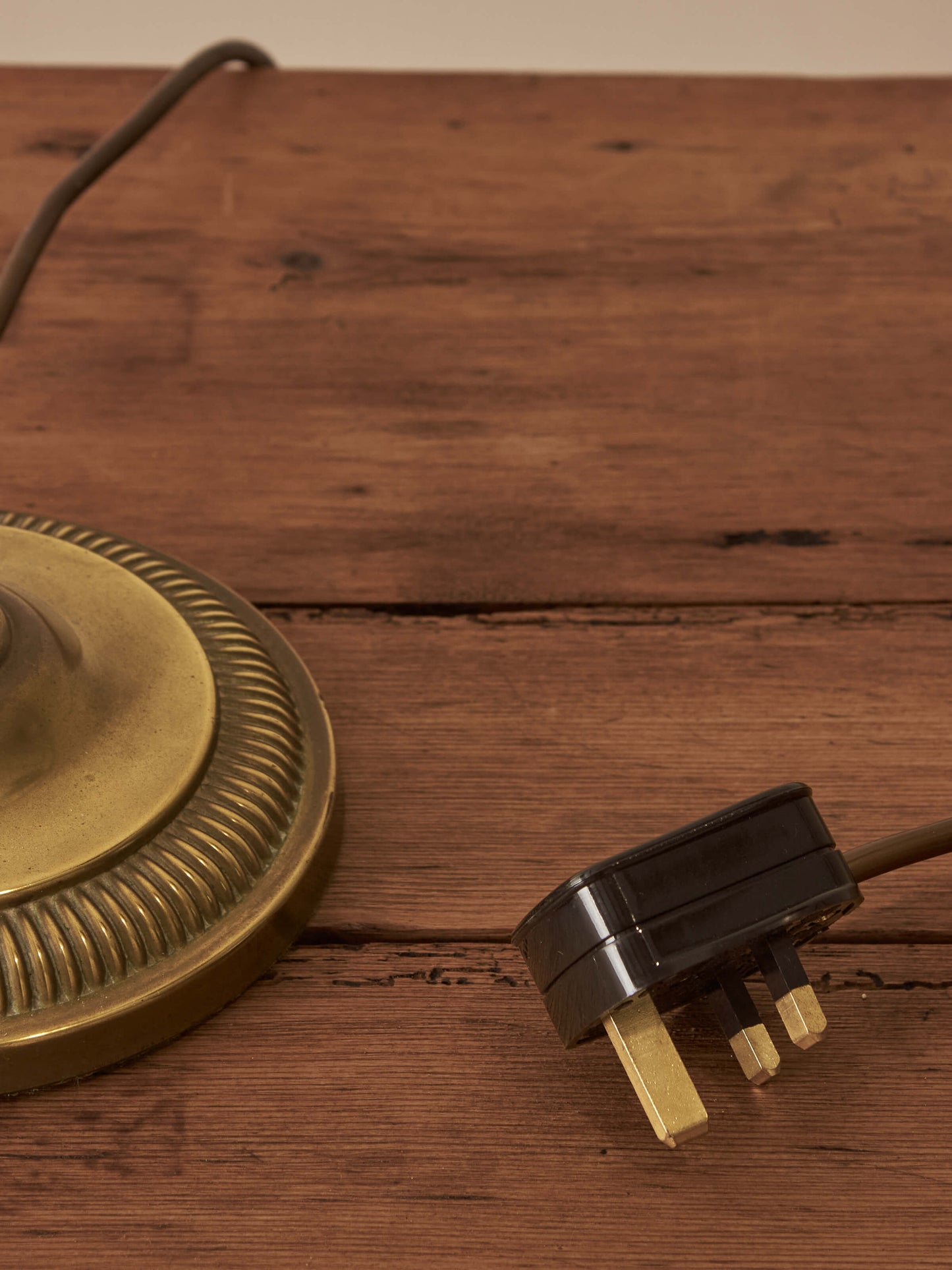 Vintage brass clam table lamp