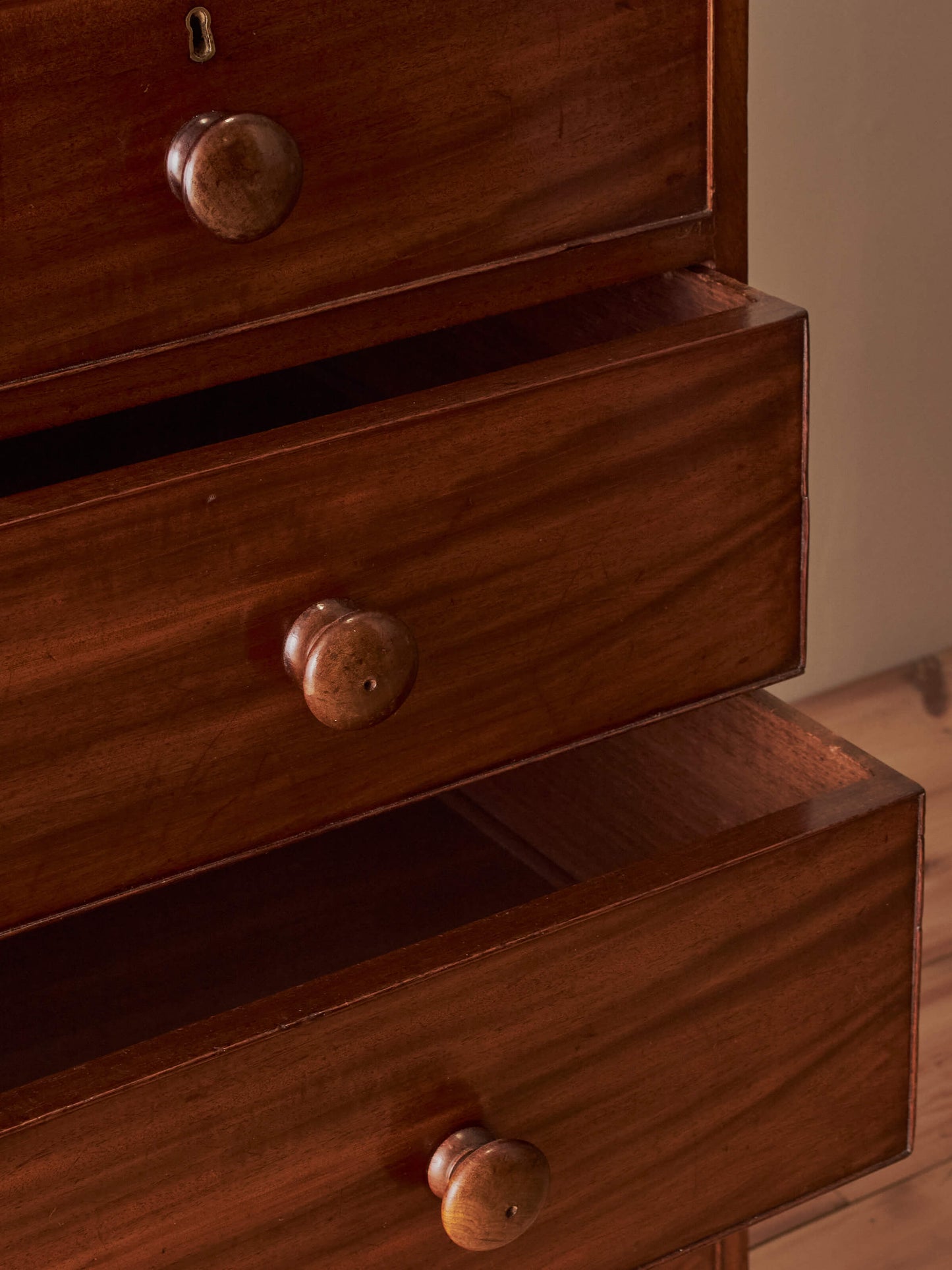 Early Victorian mahogany chest of drawers