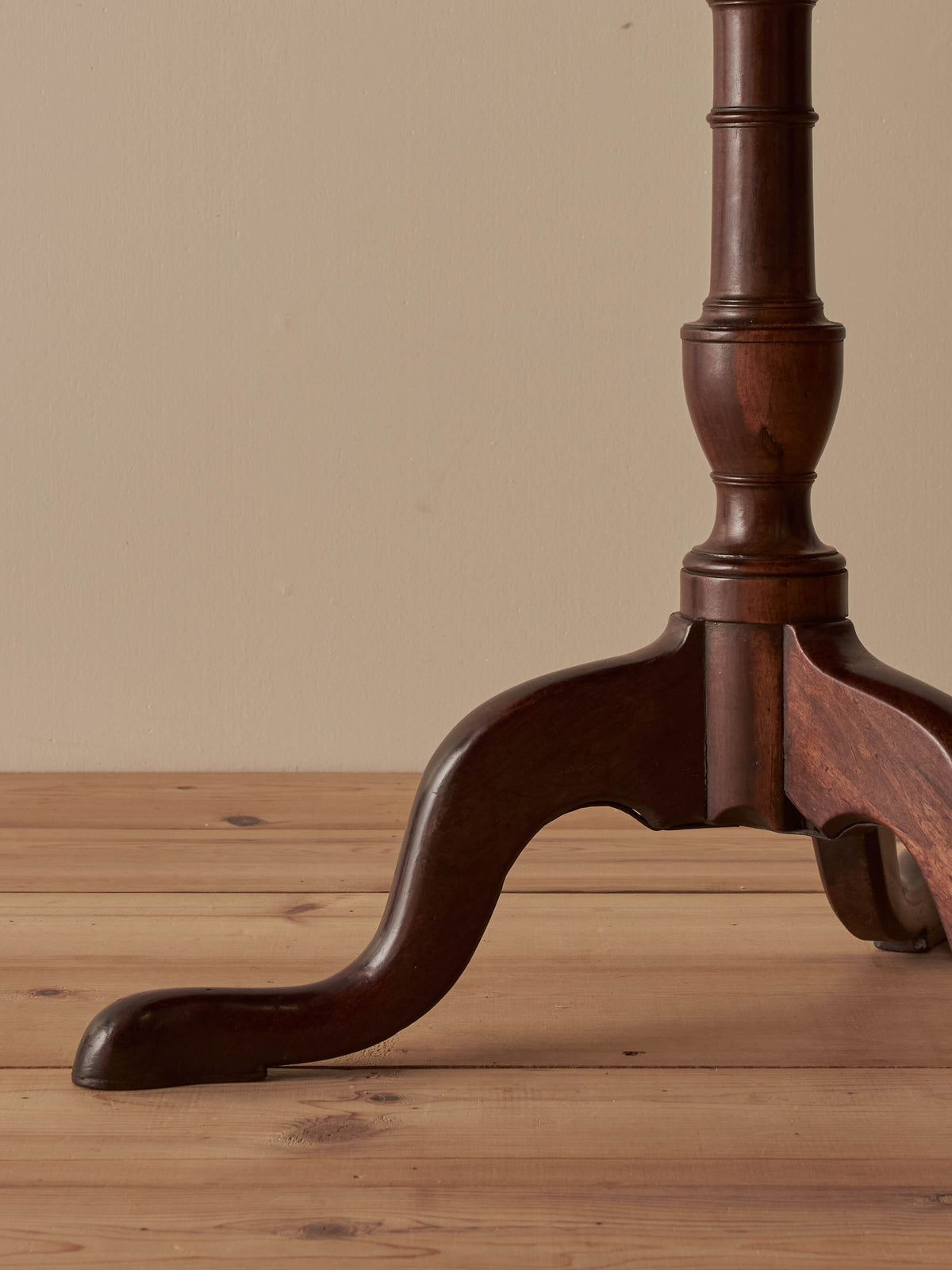 19th-century mahogany circular tilt-top side table