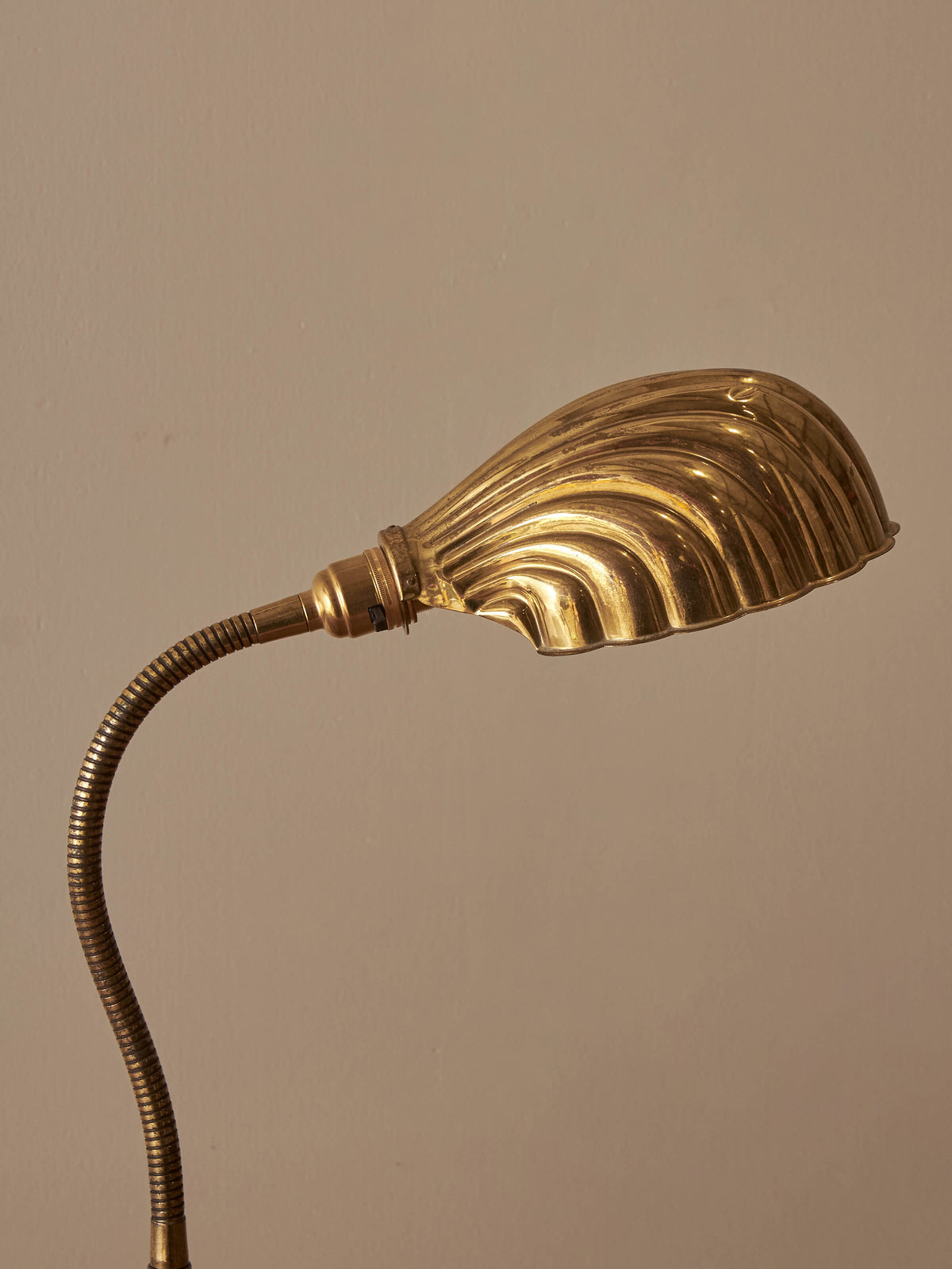 Vintage mid-century brass clam table lamp