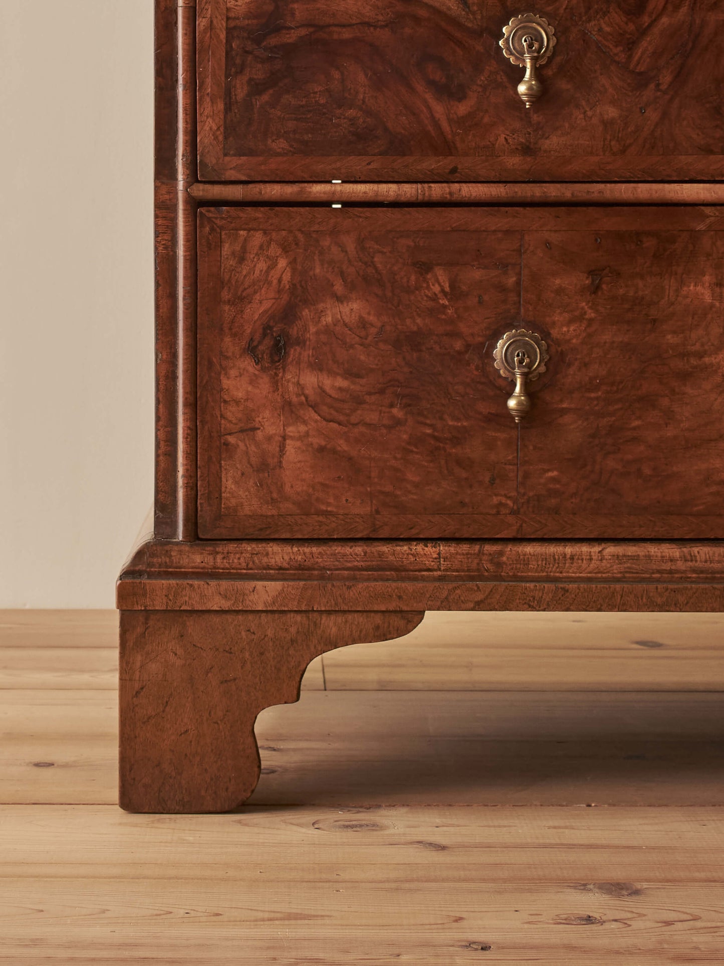 Georgian walnut feather-banded chest of drawers