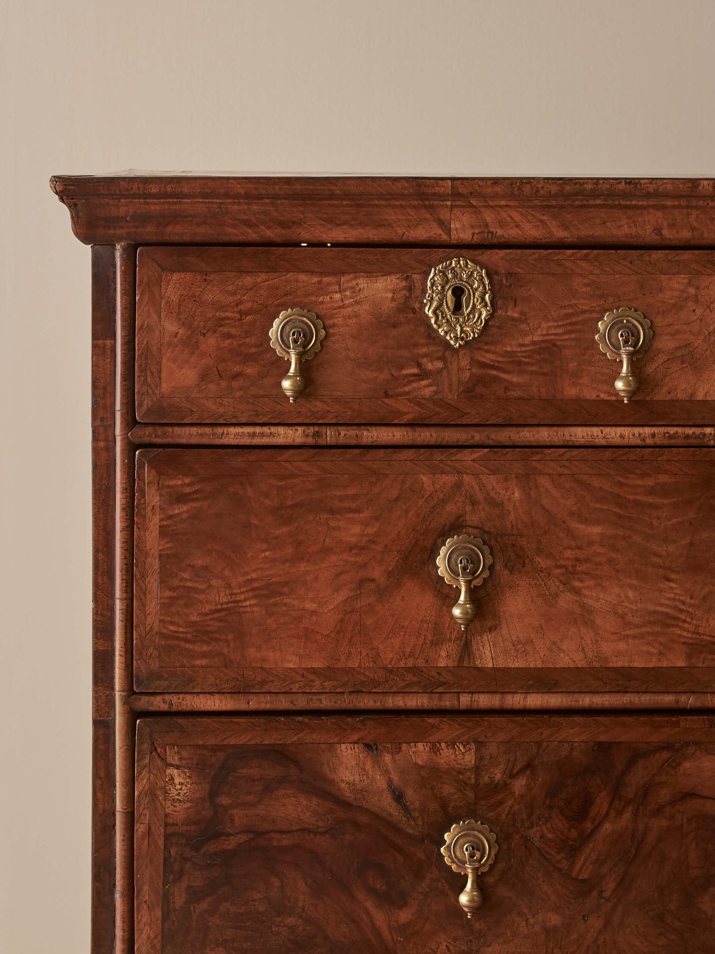Georgian walnut feather-banded chest of drawers