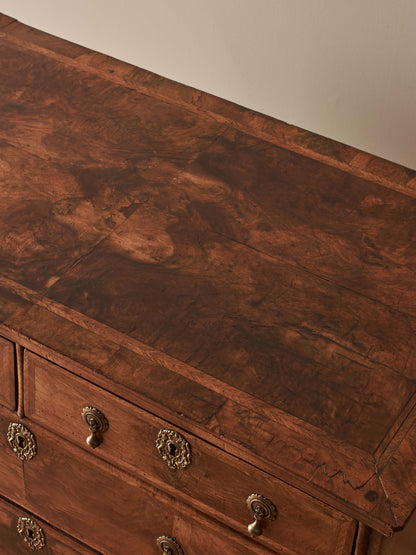 Georgian walnut feather-banded chest of drawers