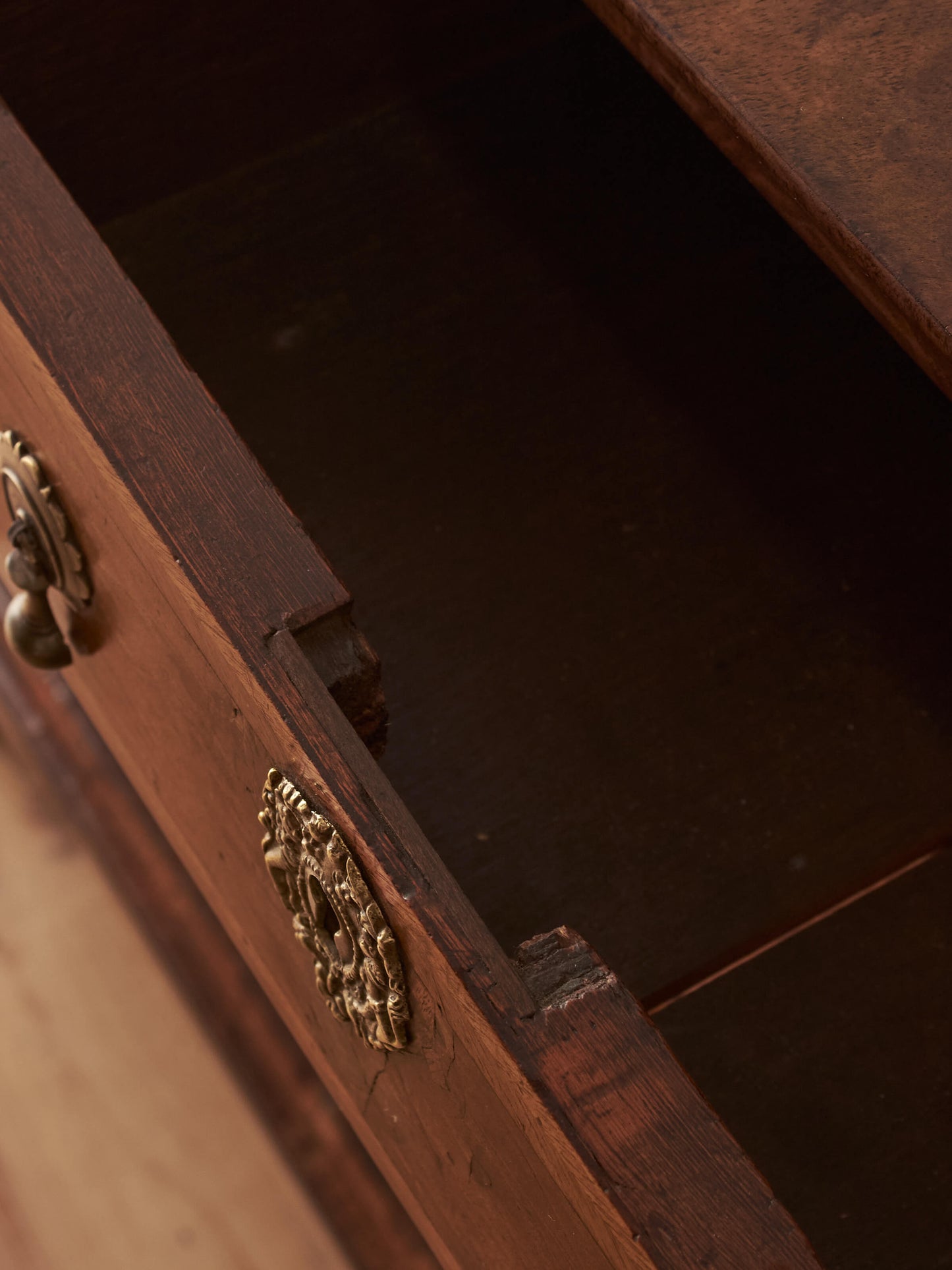 Georgian walnut feather-banded chest of drawers
