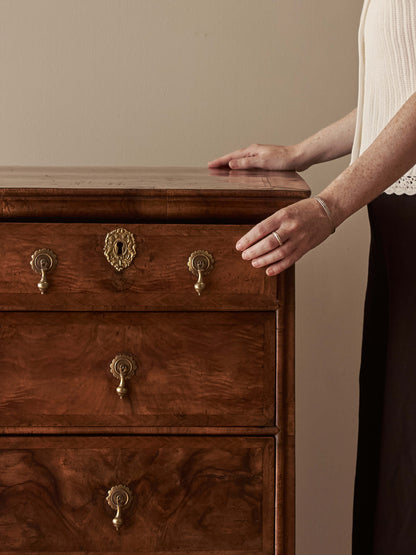 Georgian walnut feather-banded chest of drawers