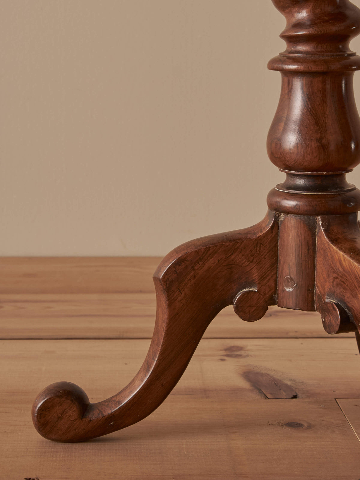 Early Victorian walnut and rosewood lamp table