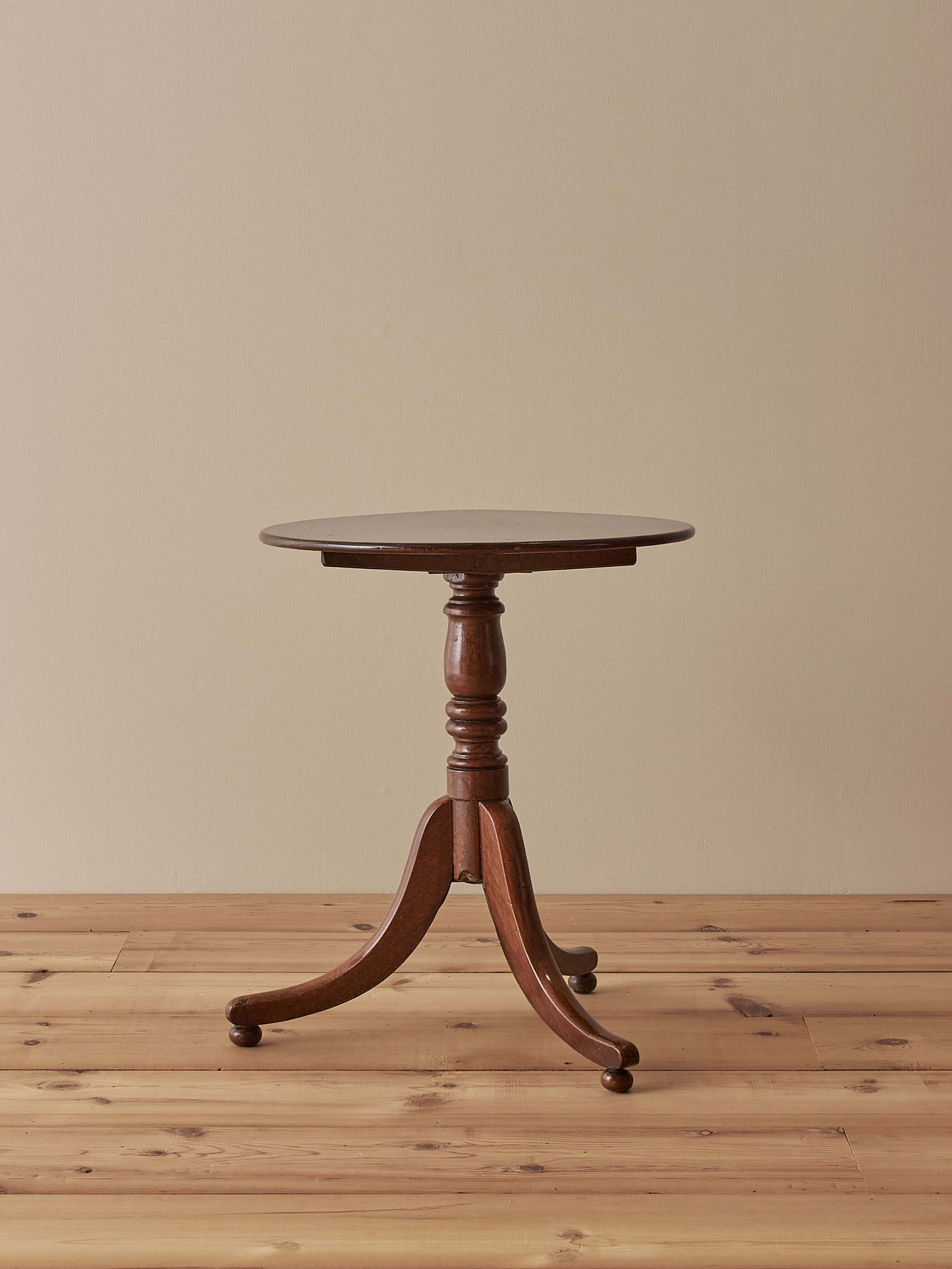 Antique circular mahogany tilt-top table