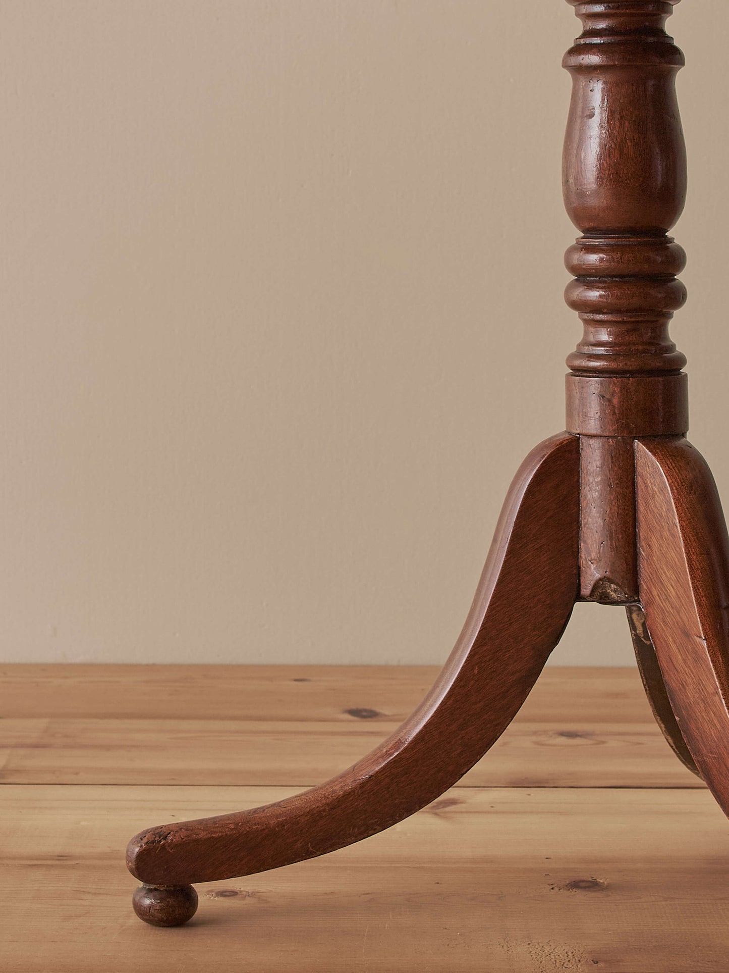 Antique circular mahogany tilt-top table