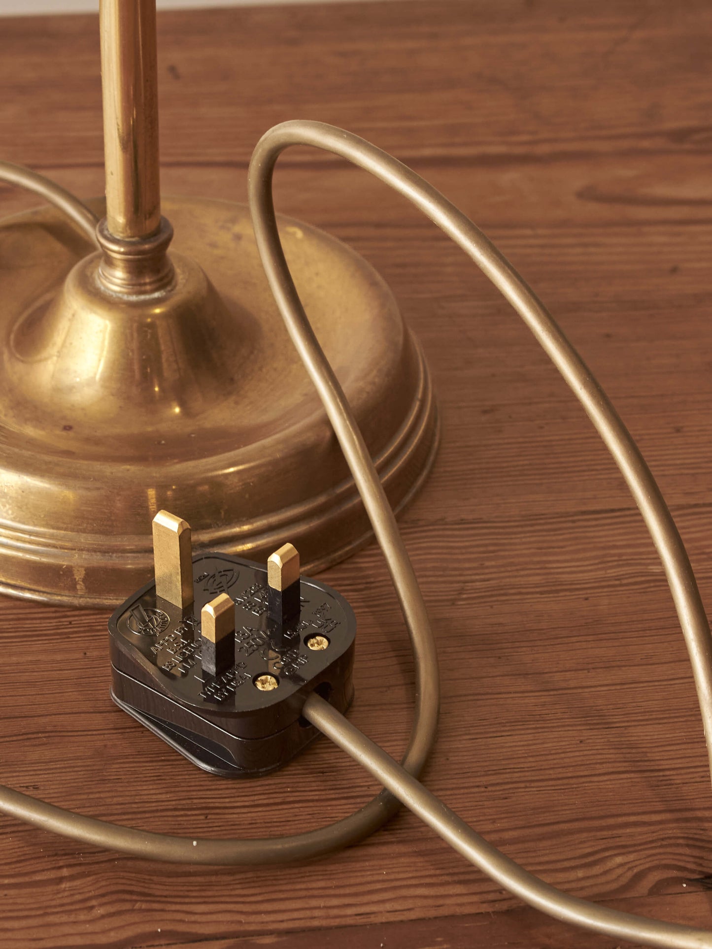 Vintage brass clam table lamp