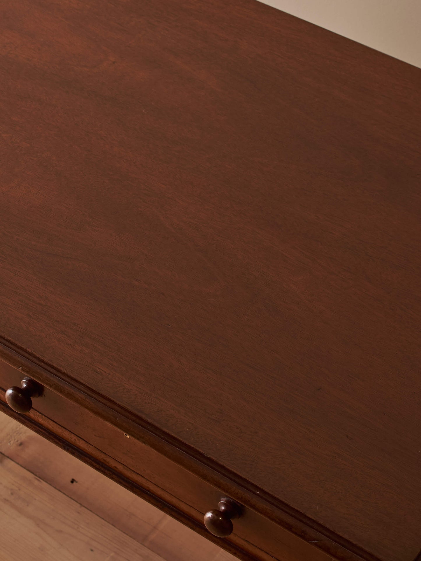 Regency mahogany desk with reeded legs