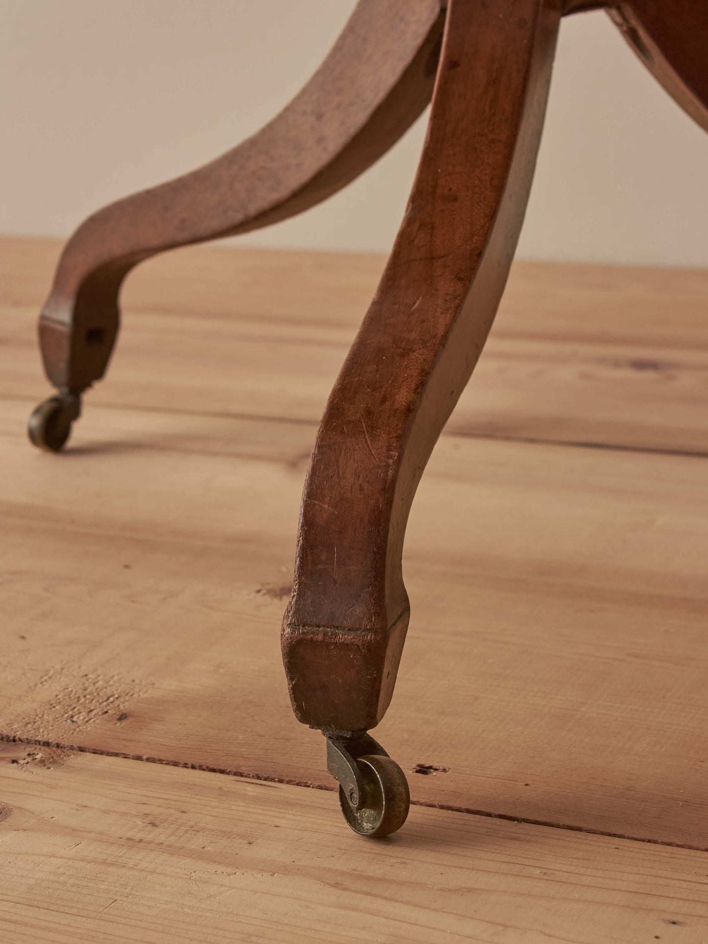 Victorian mahogany tilt-top table on castors