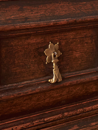 A George I oak chest of drawers on bun feet