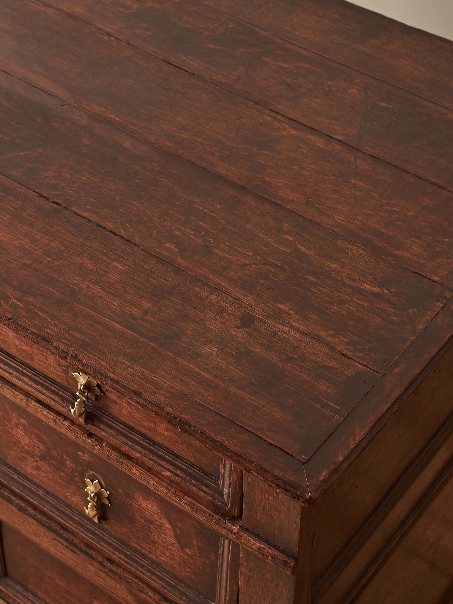 A George I oak chest of drawers on bun feet