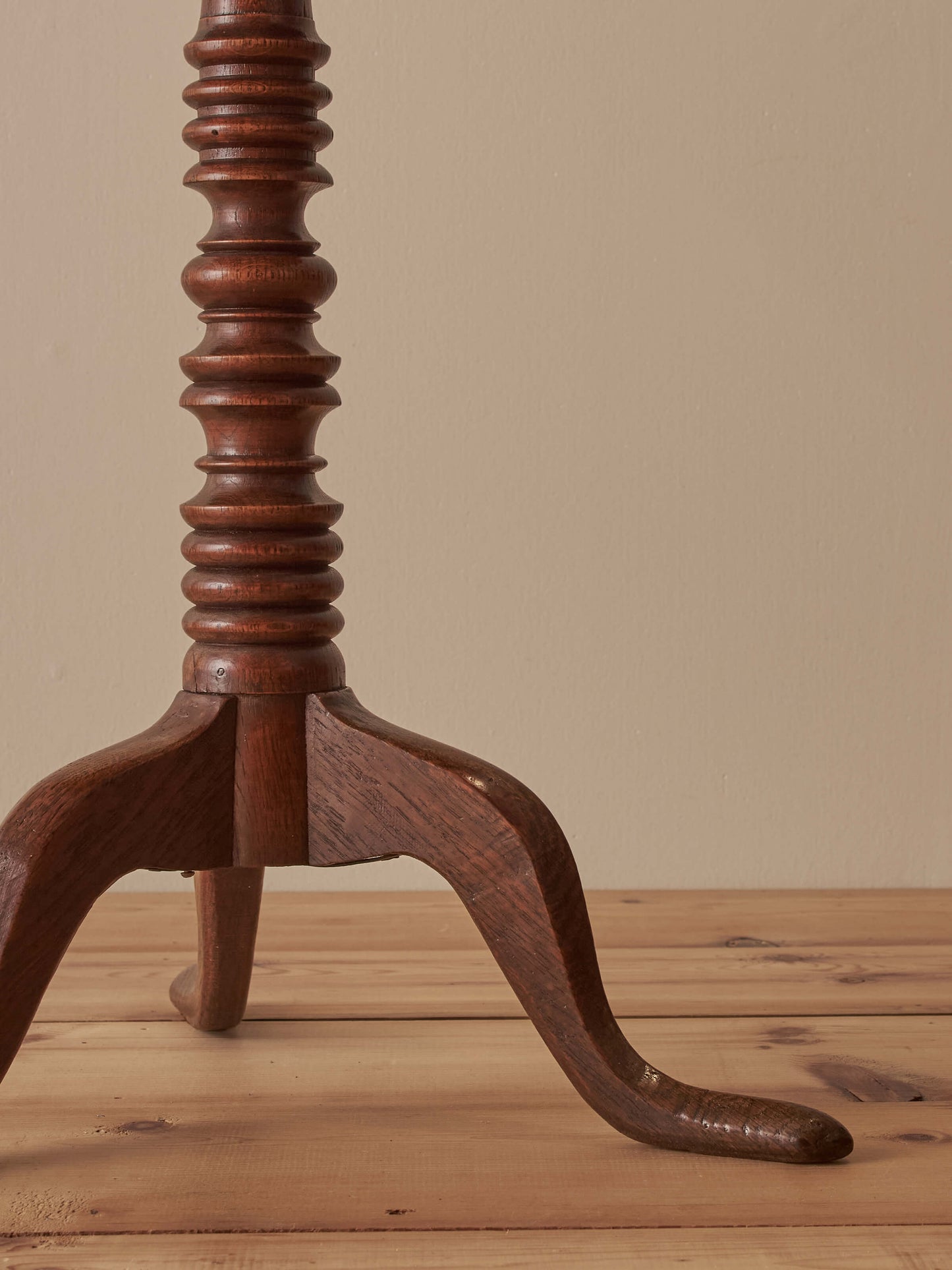 Victorian circular wine table on splayed legs
