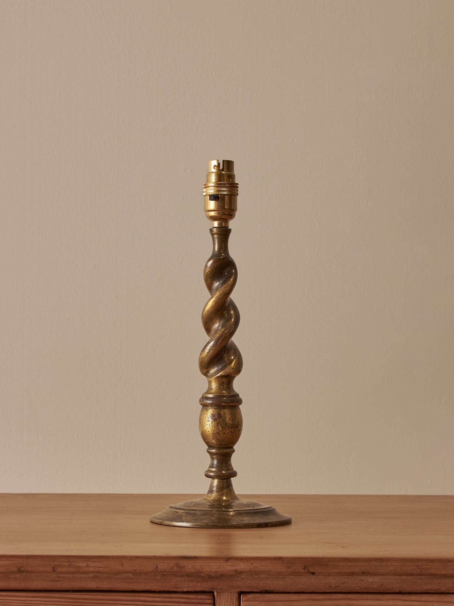 Vintage brass barley twist table lamp