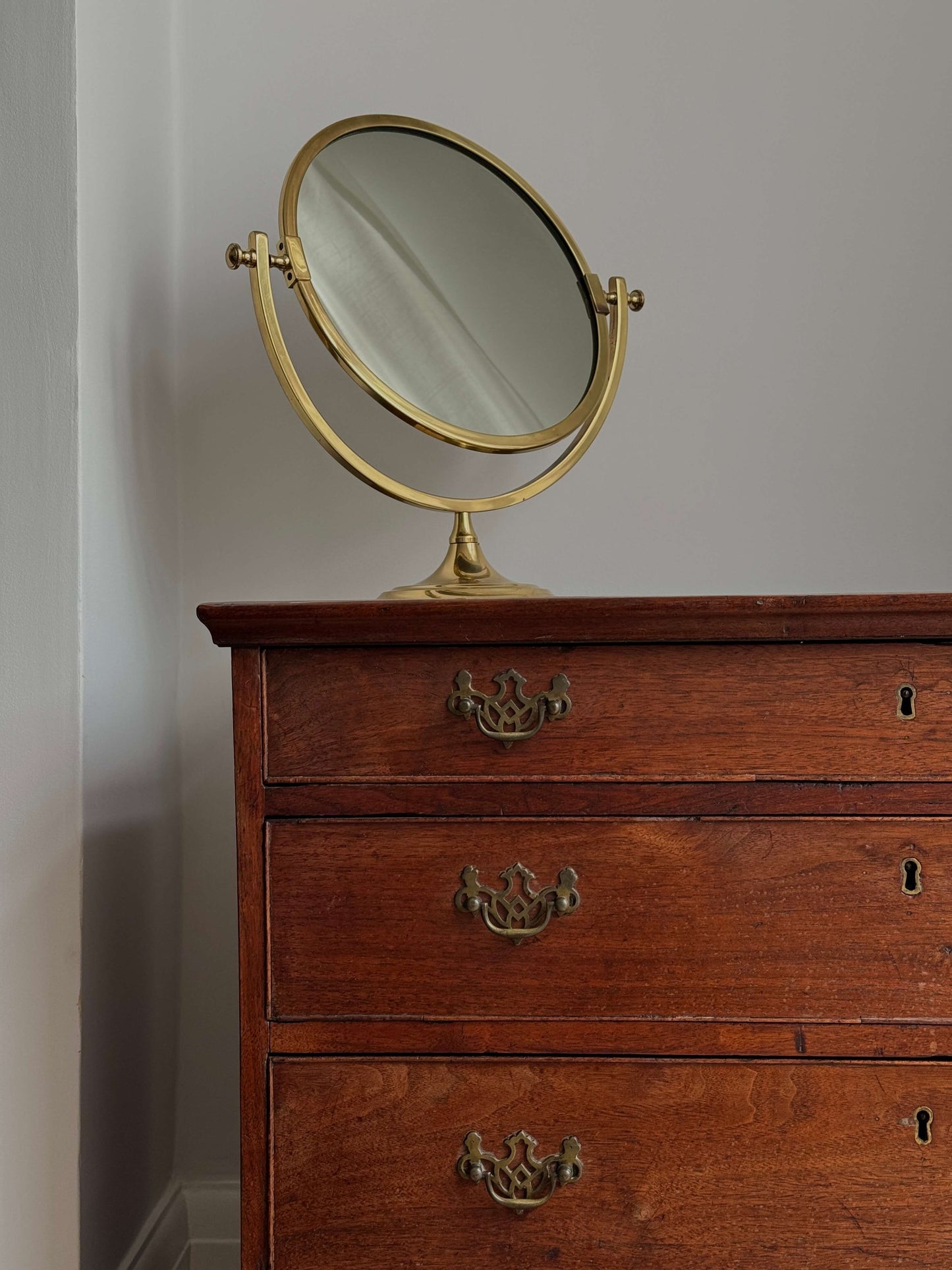 Georgian oak chest of drawers on bracket feet