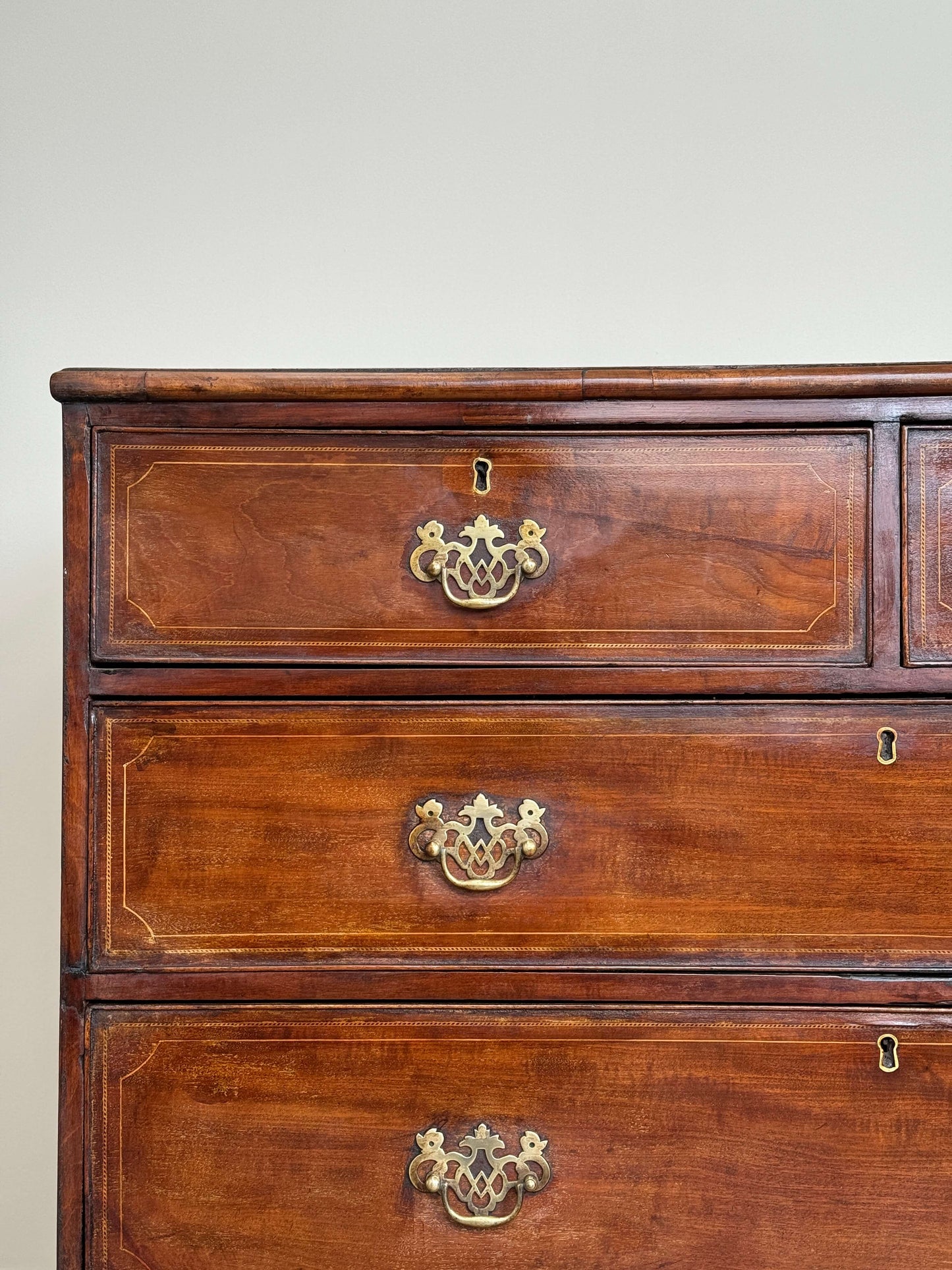 Georgian chest of drawers with inlay detail