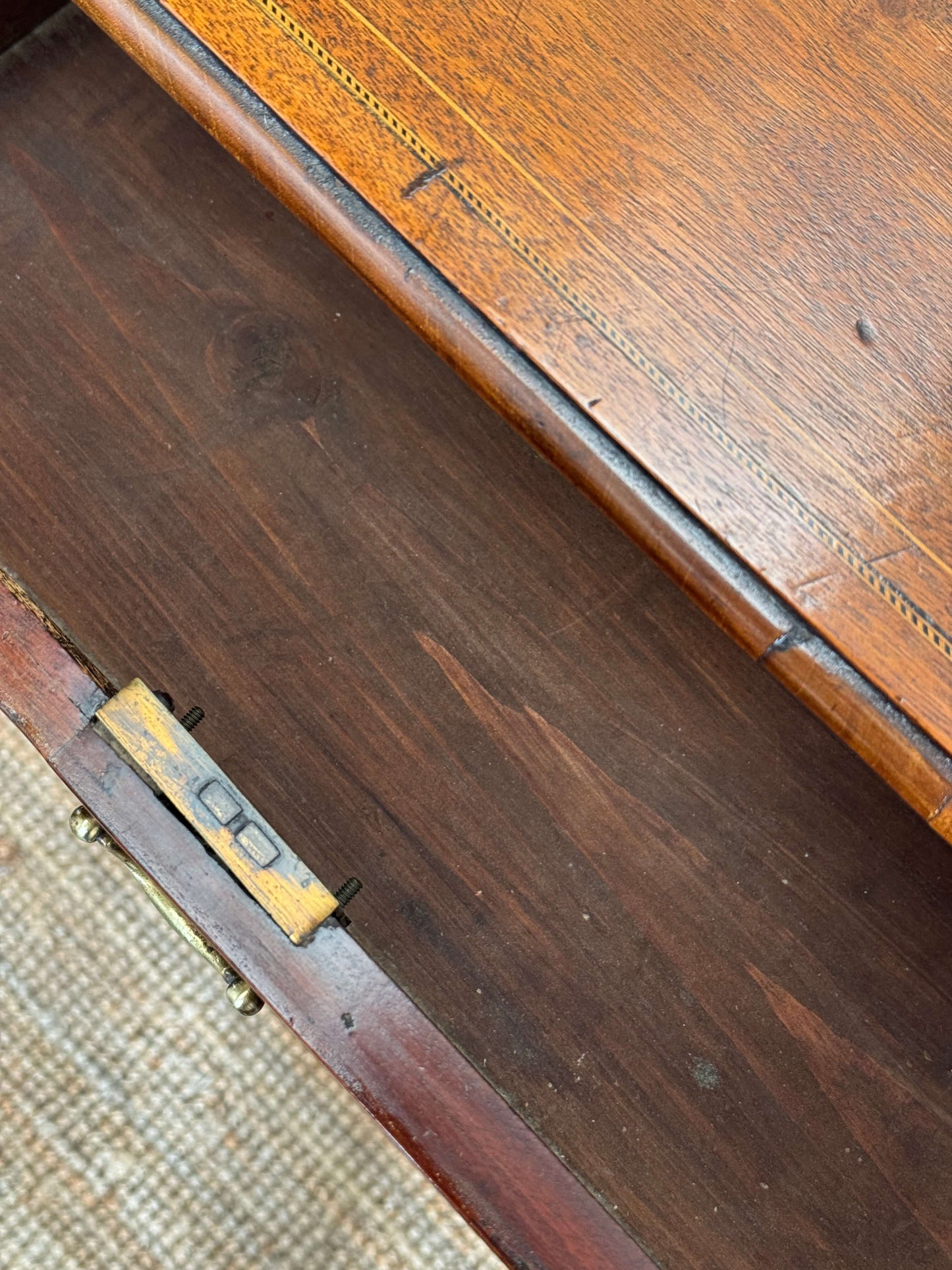 Georgian chest of drawers with inlay detail