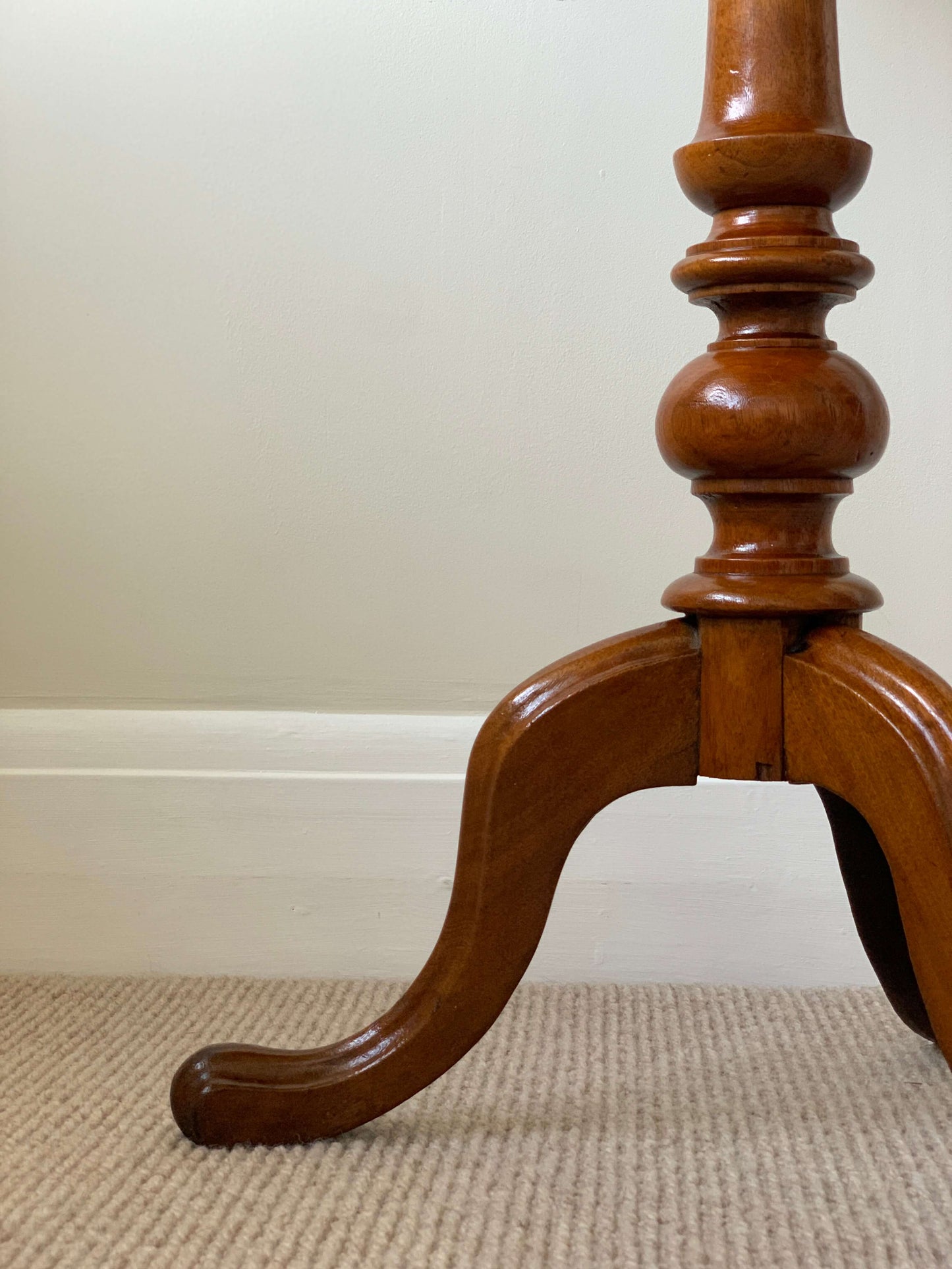 Early Victorian walnut table with scalloped top