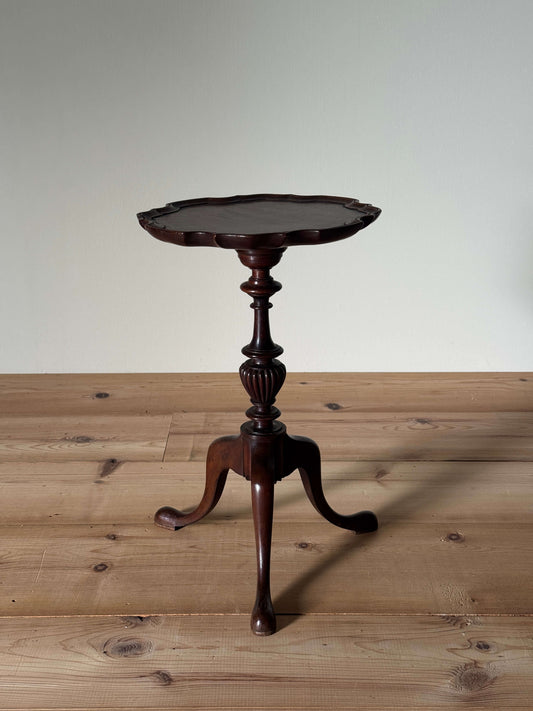 Early Victorian mahogany scalloped wine table