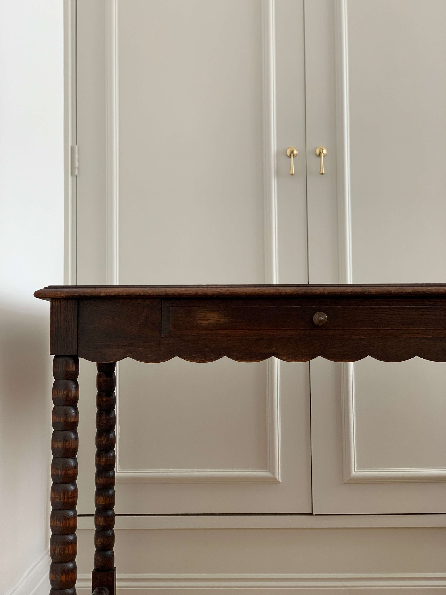 French antique oak scalloped bobbin console