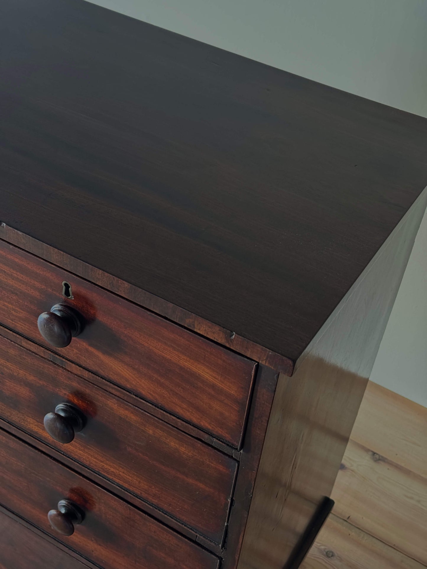 Regency mahogany chest of drawers on bun feet