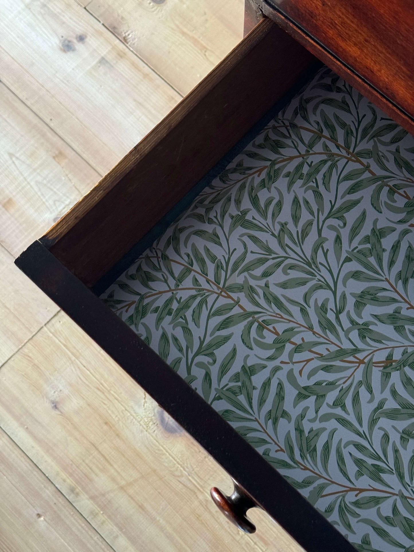 Regency mahogany chest of drawers on bun feet