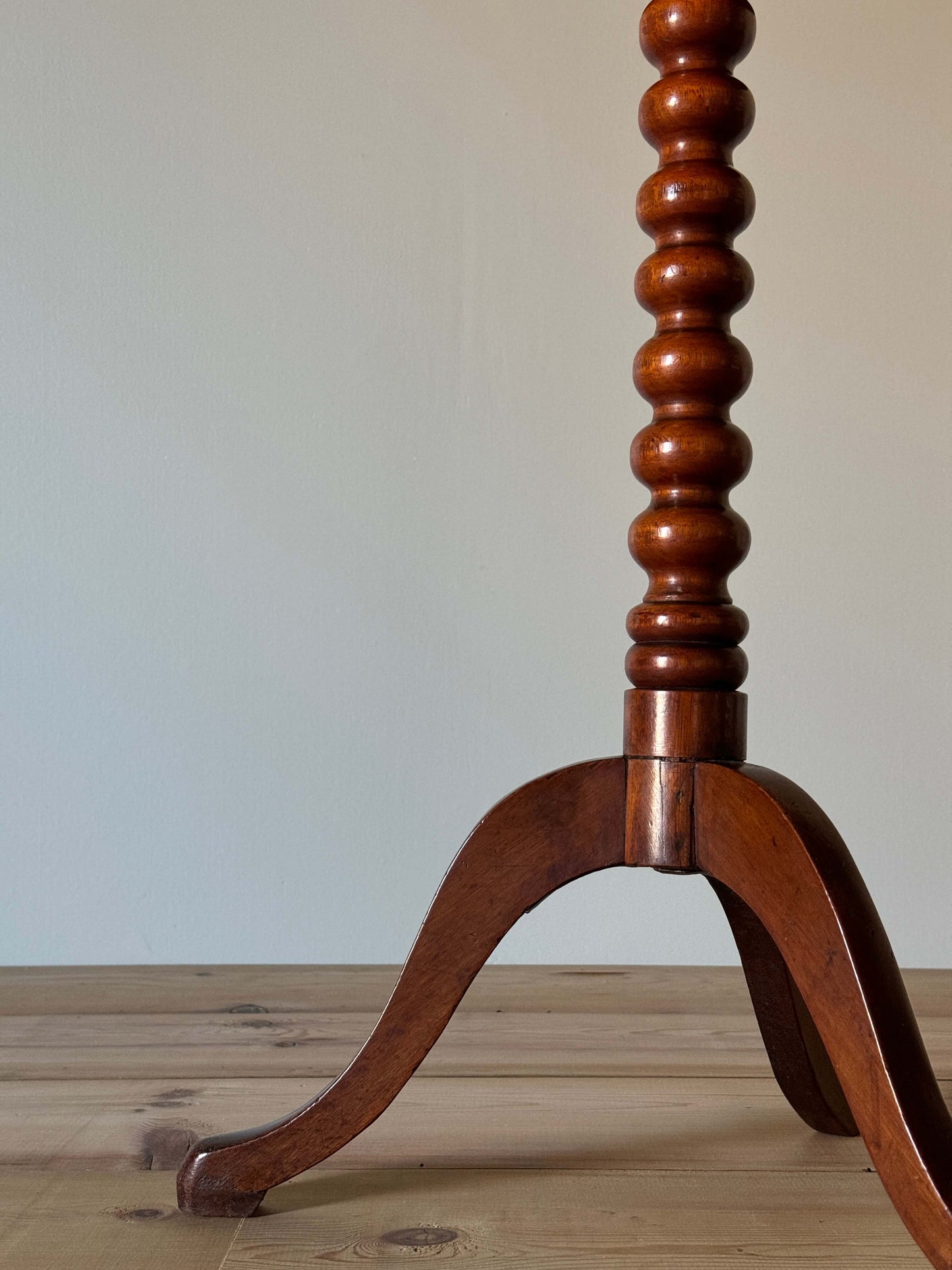 Victorian mahogany bobbin table tilt-top table with oval top