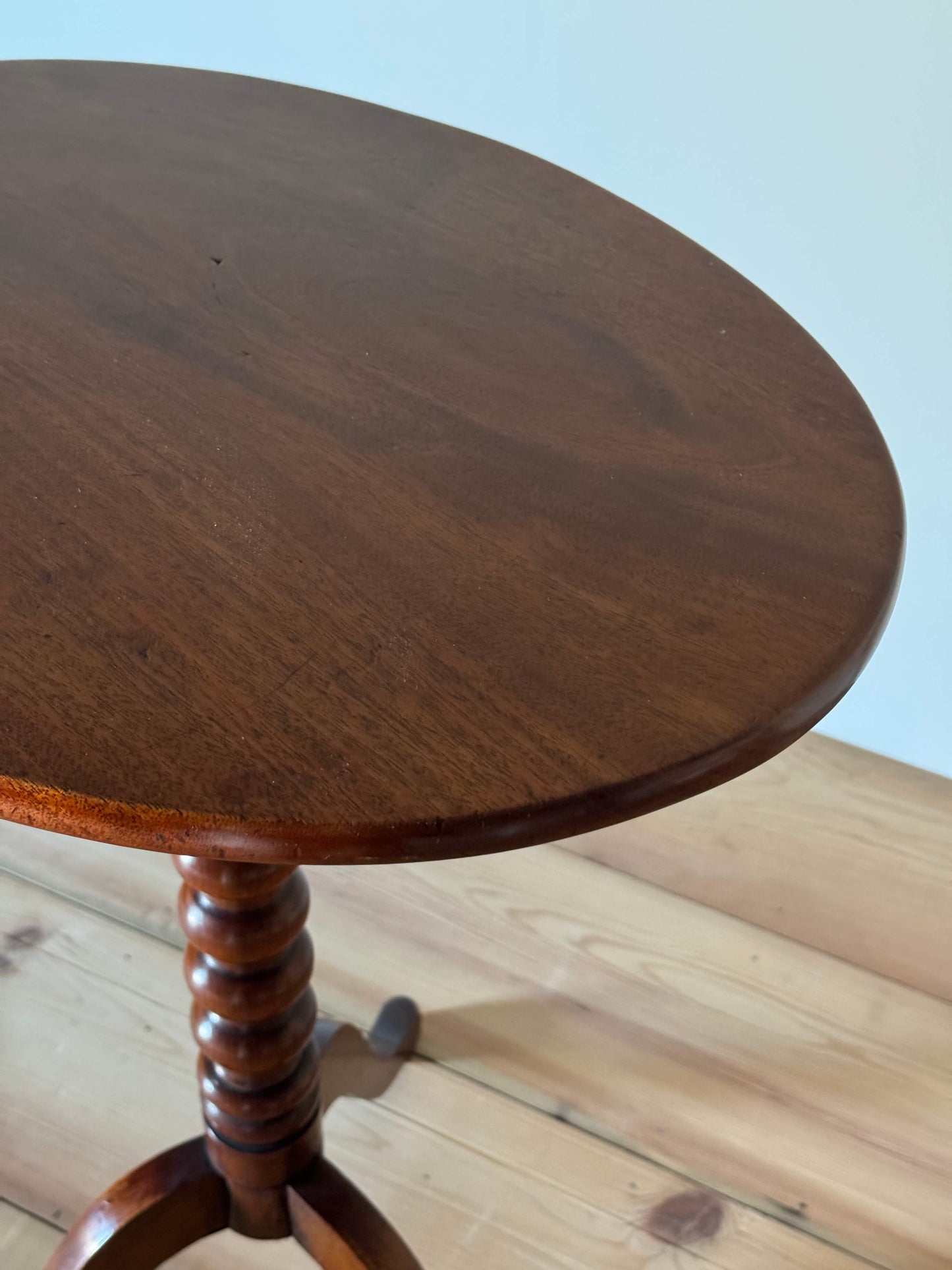 Victorian mahogany bobbin table tilt-top table with oval top