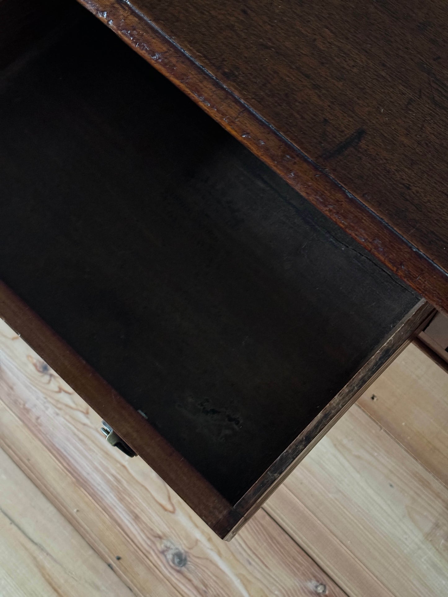 Regency mahogany writing desk on fluted legs and brass casters