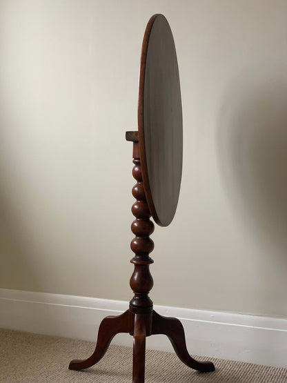 Victorian mahogany bobbin tilt side table with oval top