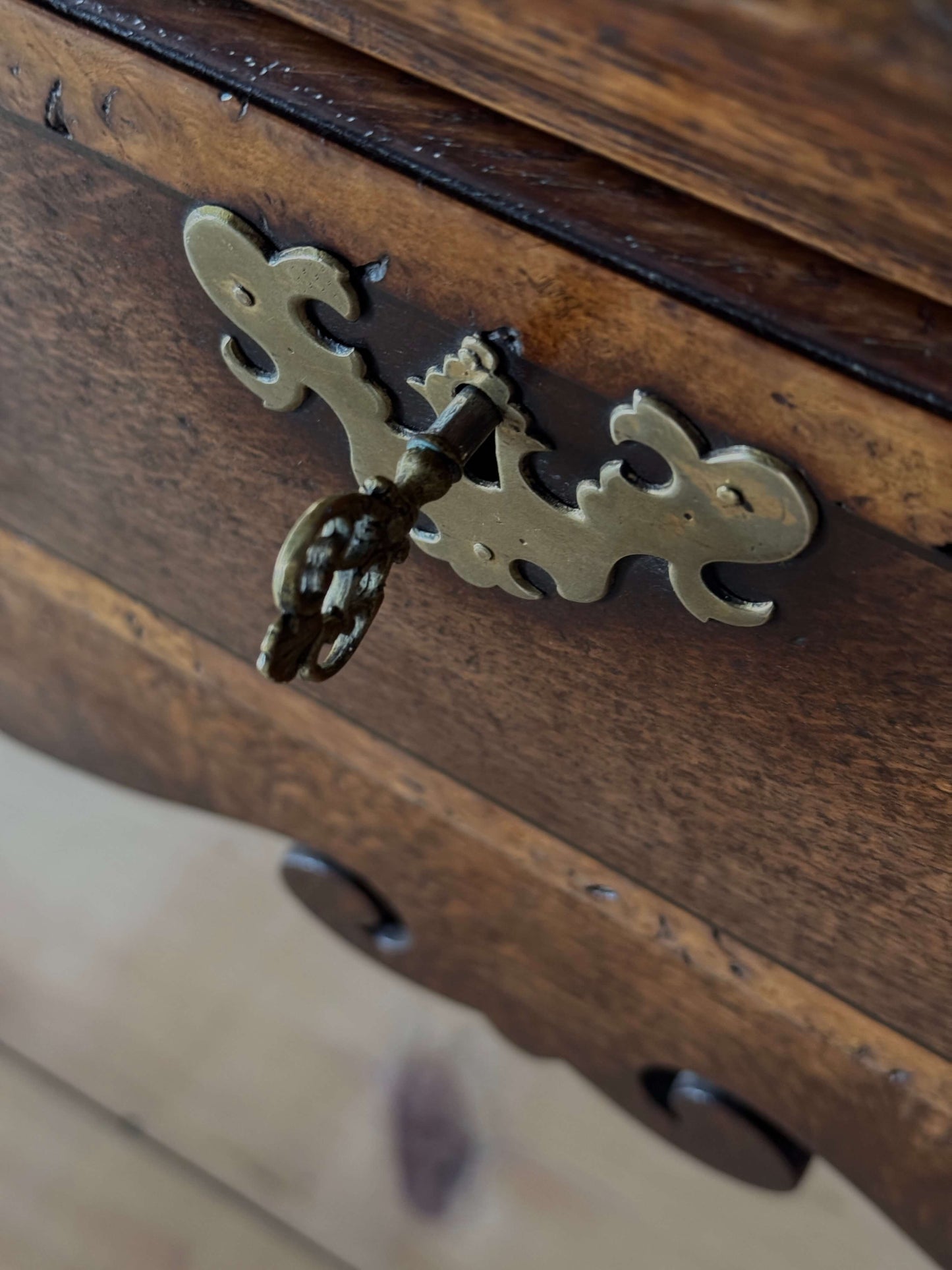 20th-century Georgian-style oak dresser base