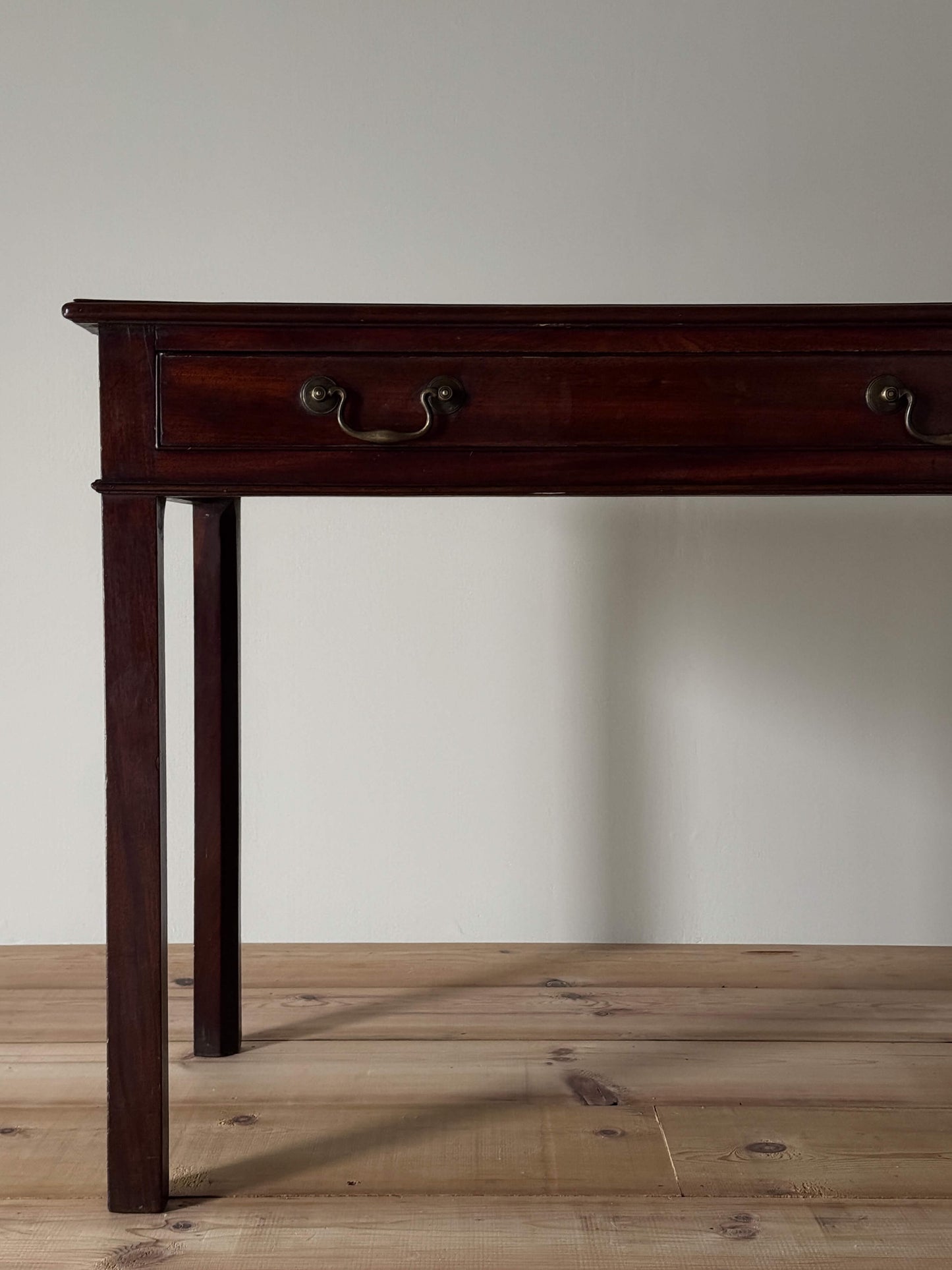 Georgian mahogany desk with drawer