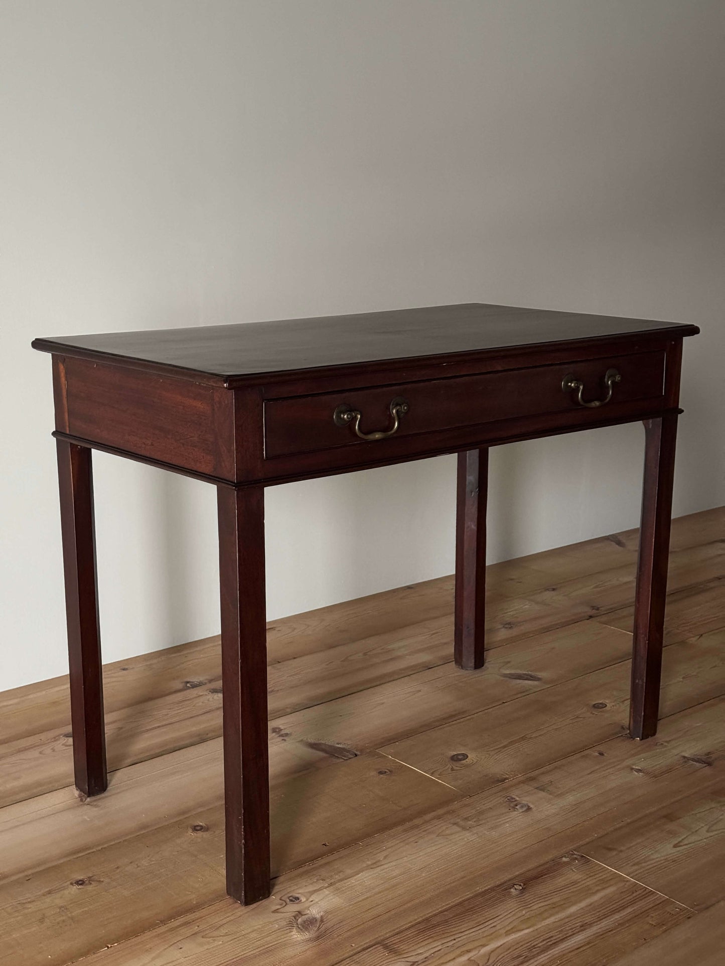 Georgian mahogany desk with drawer