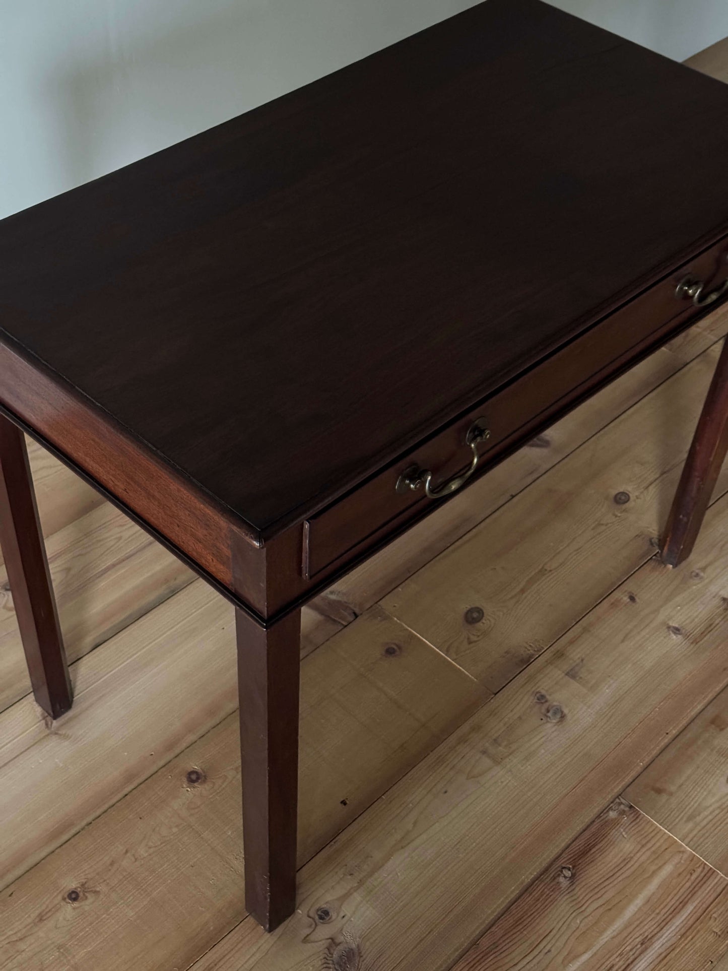 Georgian mahogany desk with drawer