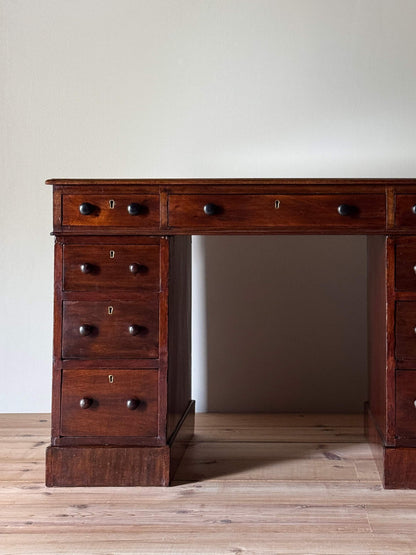 Victorian mahogany pedestal desk