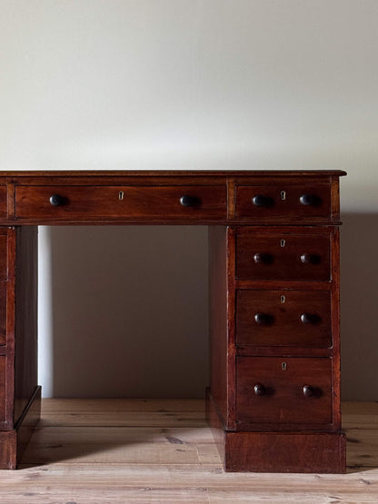 Victorian mahogany pedestal desk