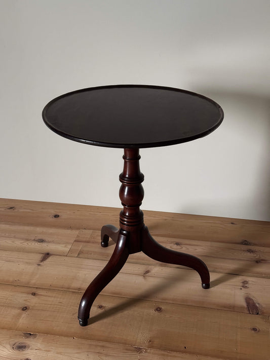 Georgian mahogany tilt-top wine table