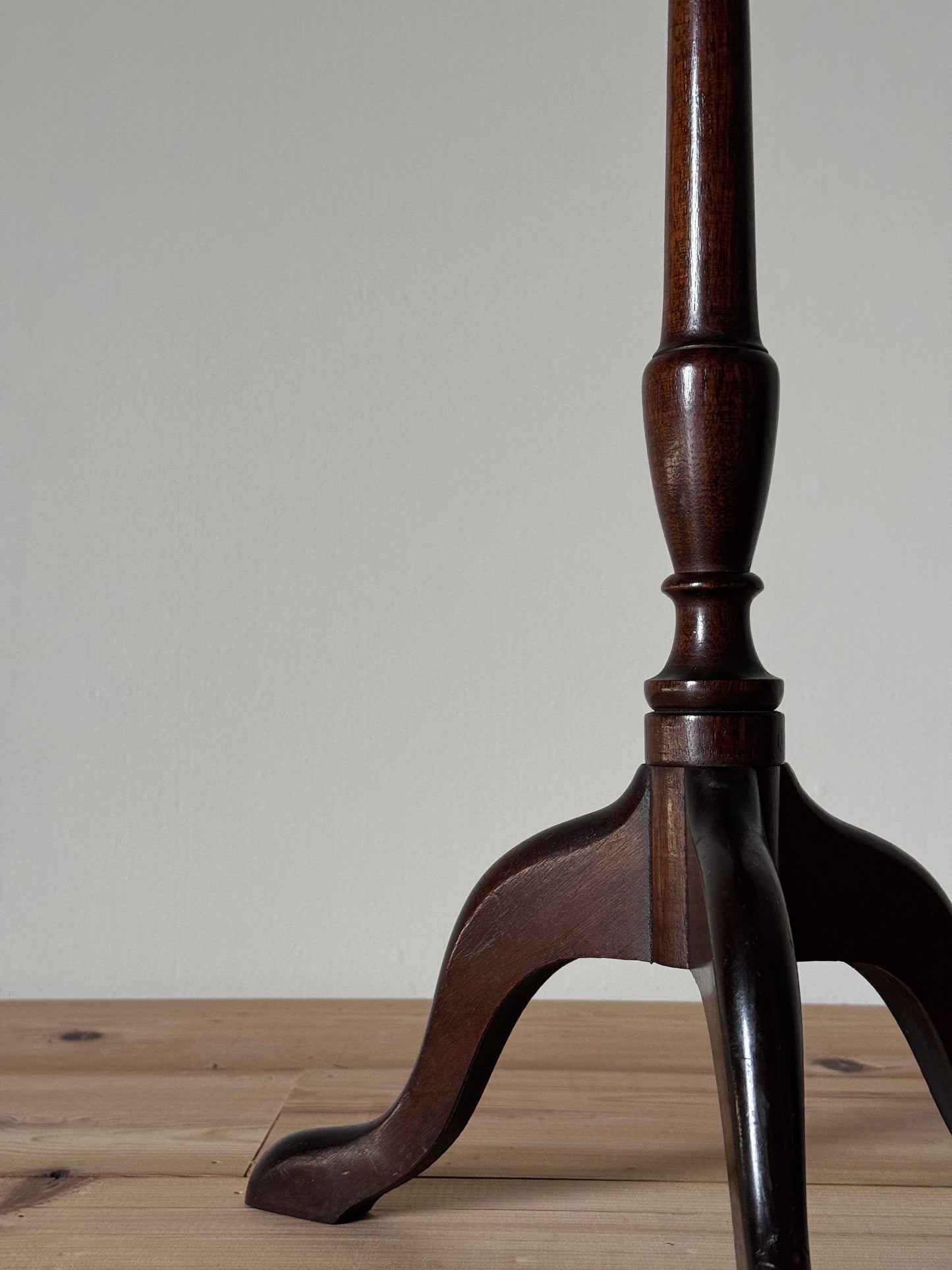 Victorian mahogany wine table on splayed legs