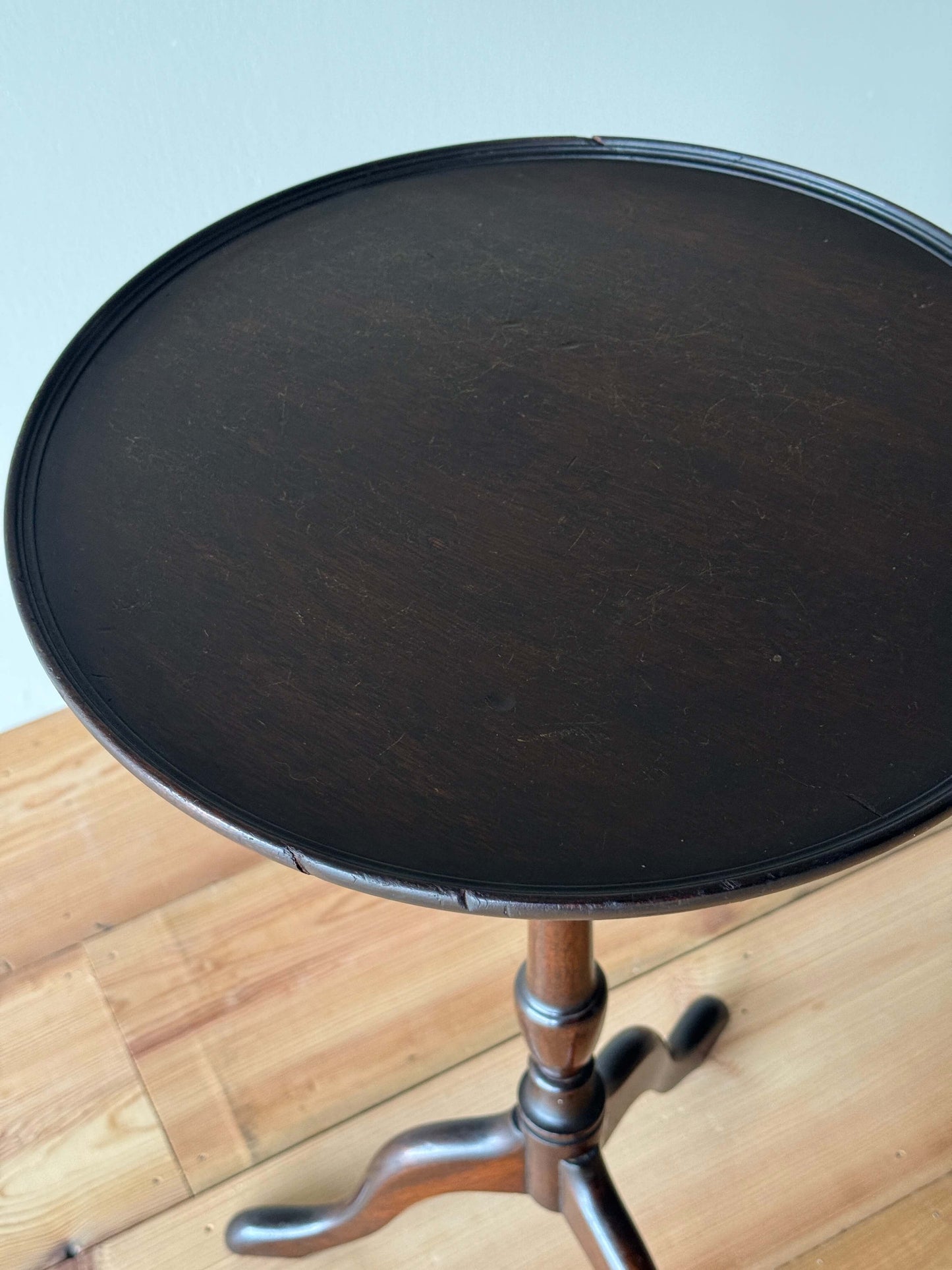 Victorian mahogany wine table on splayed legs